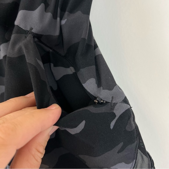 Athleta Mesh Racer Run Short 4" Black Camo Lux Size Small - Picture 6 of 7